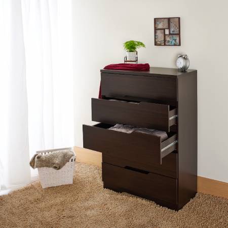 Typický krabicový design je rozdělen na 5 úložných prostorů a designových výplní pro vytahování zásuvek.